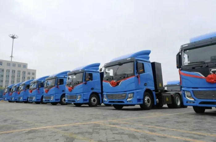 【第一商用車網(wǎng) 原創(chuàng)】2024年上半年，充電重卡累計(jì)銷售1.58萬(wàn)輛，超過(guò)2023年全年銷量，成為第一個(gè)累計(jì)銷量超過(guò)2023年全年銷量的新能源重卡細(xì)分市場(chǎng)（6月過(guò)后，新能源重卡市場(chǎng)整體的達(dá)成度為81.12%，換電重卡達(dá)成度為70.9%）。 從達(dá)成度的角度看，充電重卡顯然是新能源重卡市場(chǎng)中“跑”得最快的細(xì)分市場(chǎng)。下半年，充電重卡的“狂飆”還在繼續(xù)。