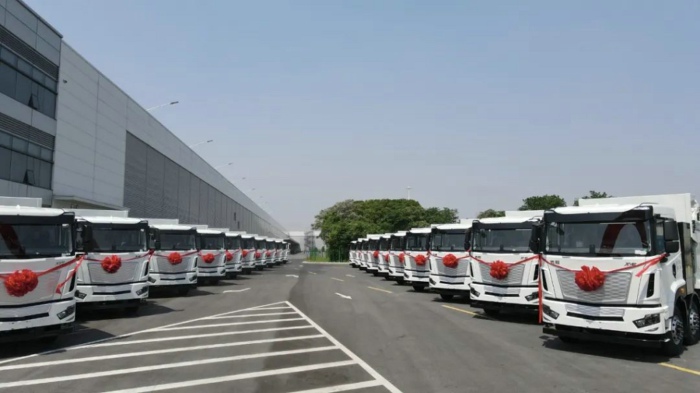 【第一商用車網(wǎng) 原創(chuàng)】2024年上半年，充電重卡累計(jì)銷售1.58萬(wàn)輛，超過(guò)2023年全年銷量，成為第一個(gè)累計(jì)銷量超過(guò)2023年全年銷量的新能源重卡細(xì)分市場(chǎng)（6月過(guò)后，新能源重卡市場(chǎng)整體的達(dá)成度為81.12%，換電重卡達(dá)成度為70.9%）。 從達(dá)成度的角度看，充電重卡顯然是新能源重卡市場(chǎng)中“跑”得最快的細(xì)分市場(chǎng)。下半年，充電重卡的“狂飆”還在繼續(xù)。