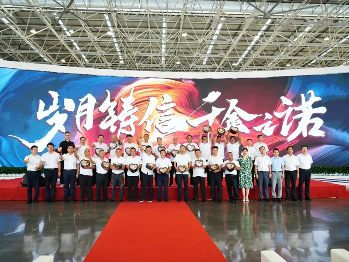 8月26日，以“歲月鑄信，千金之諾”為主題的三一重卡江山信3.0換車儀式在長(zhǎng)沙智聯(lián)重卡產(chǎn)業(yè)園隆重舉行。三一重卡不忘初心再次履行承諾，為20位首批英雄版車主免費(fèi)換新車。這是第三批換車車主，也是有史以來(lái)?yè)Q新批次數(shù)量最大的一次