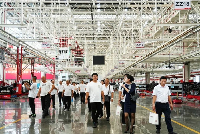 8月26日，以“歲月鑄信，千金之諾”為主題的三一重卡江山信3.0換車儀式在長(zhǎng)沙智聯(lián)重卡產(chǎn)業(yè)園隆重舉行。三一重卡不忘初心再次履行承諾，為20位首批英雄版車主免費(fèi)換新車。這是第三批換車車主，也是有史以來(lái)?yè)Q新批次數(shù)量最大的一次