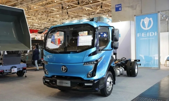 9月16日，2024年德國(guó)漢諾威國(guó)際交通運(yùn)輸博覽會(huì)(IAA Transportation 2024)正式開(kāi)幕。飛碟汽車作為中國(guó)商用車領(lǐng)域的佼佼者，攜飛碟EQ2、飛碟EW7、五征3MX邁昂等多款精品亮相展會(huì)，向全球展示中國(guó)制造和飛碟汽車品牌的風(fēng)采與魅力