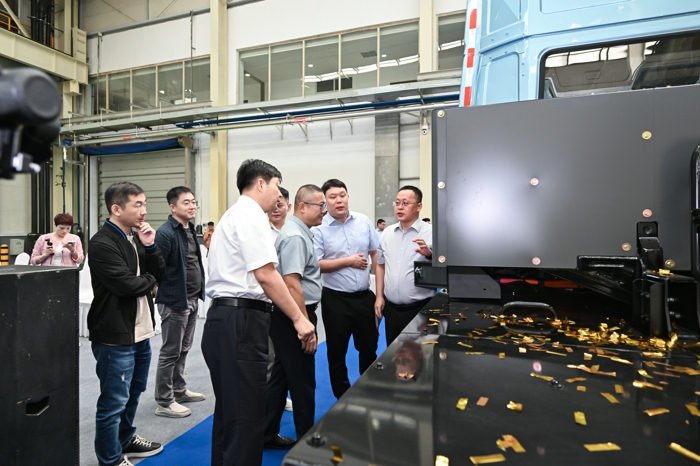 【第一商用車網(wǎng) 原創(chuàng)】新能源重卡市場井噴之下，行業(yè)不斷有大事件發(fā)生。