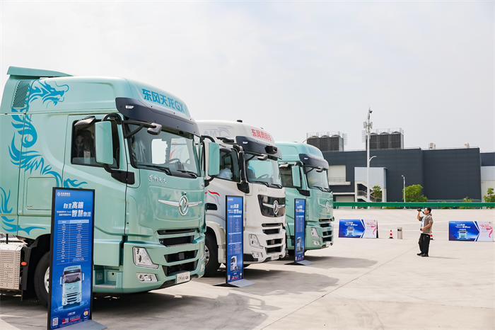 9月26日，“自主高端·智慧物流”東風商用車Hi-Truck高端車家族發(fā)布會暨東風天龍哥大賽（第7季）頒獎典禮在江城武漢隆重上演。