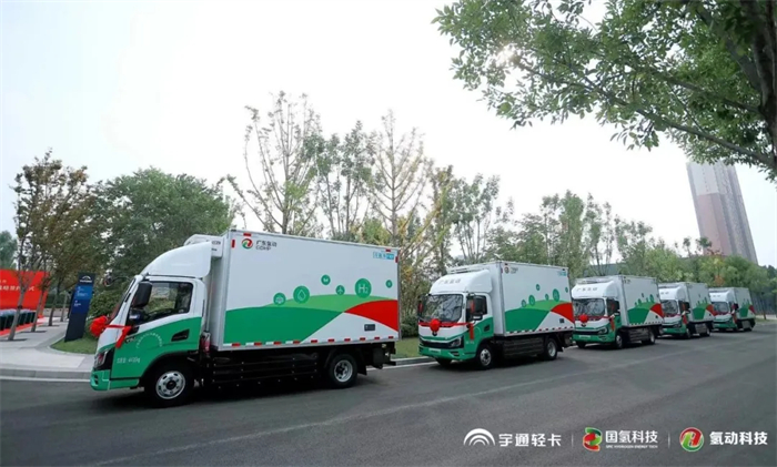 9月29日，宇通輕卡&國氫科技&氫動科技230臺氫燃料輕卡交付暨260臺氫燃料輕卡戰(zhàn)略簽約儀式在鄭州舉行。這次活動不僅是國內(nèi)燃料電池商用車單批次最大交付，也標(biāo)志著以宇通為代表的商用車企業(yè)在首輪氫能城市示范群的沖刺和收官階段交出了優(yōu)異答卷。