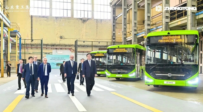 2024年10月11日，“中通新能源客車交付儀式暨N12D雙層電動巴士全球首發(fā)”在新加坡隆重舉行，中通新能源客車再次交付新加坡用戶，再續(xù)中國客車品牌出海新篇章。同期，備受矚目的中通N12D雙層電動巴士迎來全球首發(fā)，全新定義中國客車國際化品質(zhì)新標(biāo)桿。