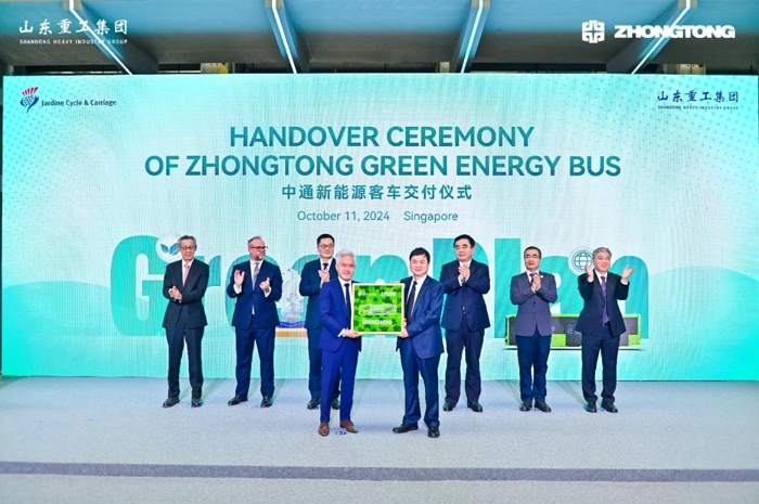 2024年10月11日，“中通新能源客車交付儀式暨N12D雙層電動巴士全球首發(fā)”在新加坡隆重舉行，中通新能源客車再次交付新加坡用戶，再續(xù)中國客車品牌出海新篇章。同期，備受矚目的中通N12D雙層電動巴士迎來全球首發(fā)，全新定義中國客車國際化品質(zhì)新標(biāo)桿。