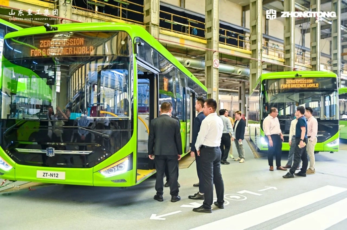 2024年10月11日，“中通新能源客車交付儀式暨N12D雙層電動巴士全球首發(fā)”在新加坡隆重舉行，中通新能源客車再次交付新加坡用戶，再續(xù)中國客車品牌出海新篇章。同期，備受矚目的中通N12D雙層電動巴士迎來全球首發(fā)，全新定義中國客車國際化品質(zhì)新標(biāo)桿。