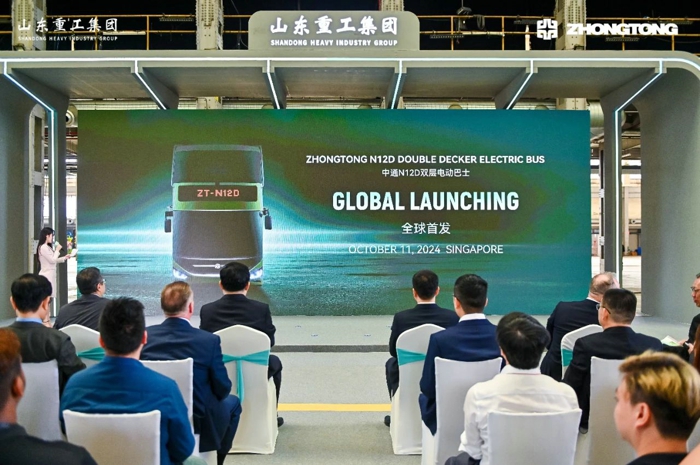 2024年10月11日，“中通新能源客車交付儀式暨N12D雙層電動巴士全球首發(fā)”在新加坡隆重舉行，中通新能源客車再次交付新加坡用戶，再續(xù)中國客車品牌出海新篇章。同期，備受矚目的中通N12D雙層電動巴士迎來全球首發(fā)，全新定義中國客車國際化品質(zhì)新標(biāo)桿。