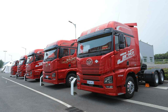 【第一商用車網(wǎng) 原創(chuàng)】2024年9月份，商用車多數(shù)細(xì)分市場的金九旺季都失約了，在8月份結(jié)束連增的天然氣重卡市場自然也未能幸免。2024年9月份，國內(nèi)天然氣重卡市場銷量不足萬輛，環(huán)比、同比均出現(xiàn)下滑。