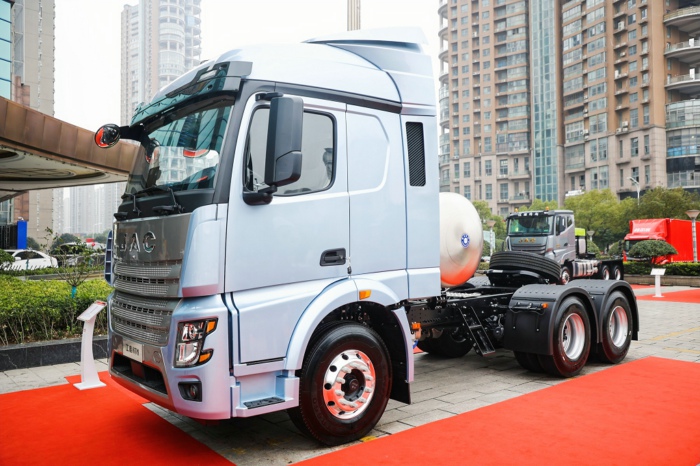 【第一商用車網(wǎng) 原創(chuàng)】2024年9月份，商用車多數(shù)細(xì)分市場的金九旺季都失約了，在8月份結(jié)束連增的天然氣重卡市場自然也未能幸免。2024年9月份，國內(nèi)天然氣重卡市場銷量不足萬輛，環(huán)比、同比均出現(xiàn)下滑。