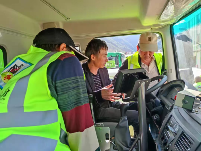 10月30日，東風輕型車成功交付新疆某電商銷售公司20臺東風多利卡任吾行！據采訪所言，該電商銷售公司經過多次對比最終選擇任吾行，不僅是看中了產品天然氣動力的經濟性和便捷性，同時更被產品“標配即高配”的實力所征服，用戶坦言東風輕型車企業(yè)信譽可靠，產品質量有保障，同時更在售后服務方面具有天然優(yōu)勢，非常滿意選擇東風多利卡任吾行