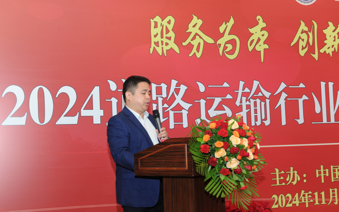 11月12日，2024中國(guó)道路運(yùn)輸年會(huì)在北京國(guó)際會(huì)議中心舉行，東風(fēng)德納車橋有限公司現(xiàn)場(chǎng)發(fā)布“電驅(qū)智聯(lián)，公交優(yōu)行”電驅(qū)橋綜合解決方案，并攜升級(jí)版最新產(chǎn)品悉數(shù)亮相，為行業(yè)帶來一場(chǎng)新能源科技盛宴。同時(shí)收獲“2024面向未來合作伙伴獎(jiǎng)