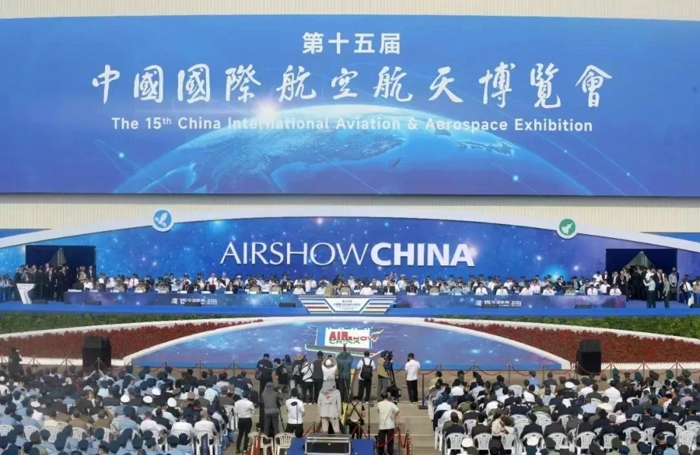 北奔重汽多型裝備底盤亮相第十五屆中國國際航空航天博覽會(huì).jpg