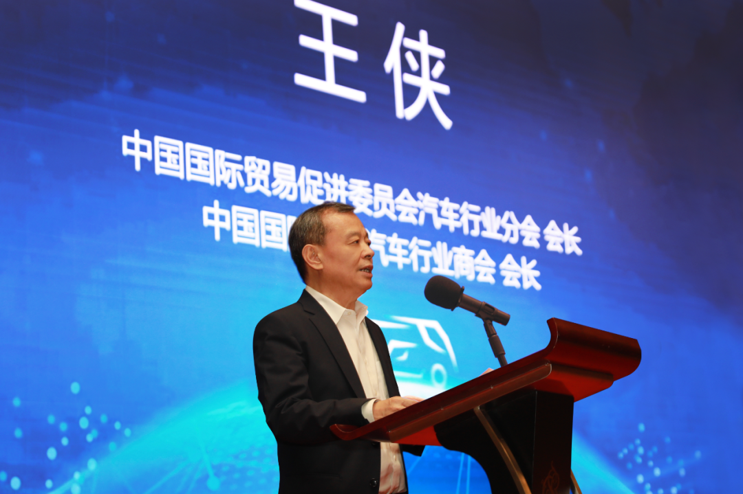11月16日下午，2024物流與運(yùn)輸車輛高峰論壇在廣州舉行。作為2024廣州國際商用車展同期重要活動(dòng)之一，本屆論壇以“高端化，智能化，綠色化”為主題，是主辦方為商用車參展企業(yè)和物流用戶等專業(yè)觀眾打造的深度交流平臺(tái)。