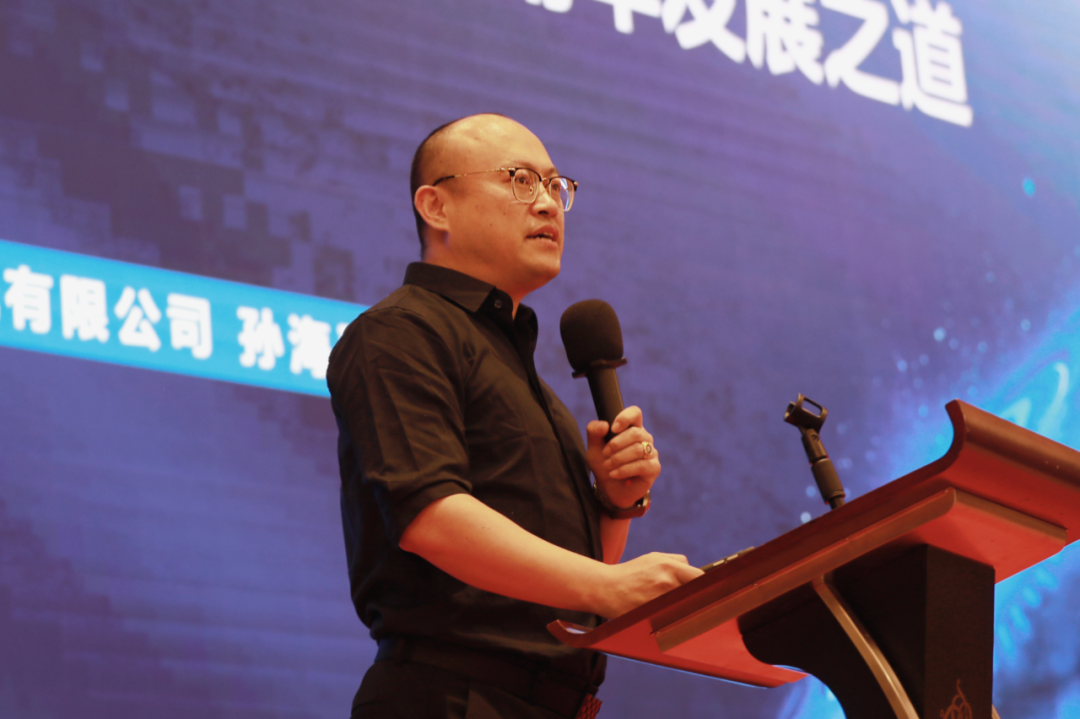 11月16日下午，2024物流與運(yùn)輸車輛高峰論壇在廣州舉行。作為2024廣州國際商用車展同期重要活動(dòng)之一，本屆論壇以“高端化，智能化，綠色化”為主題，是主辦方為商用車參展企業(yè)和物流用戶等專業(yè)觀眾打造的深度交流平臺(tái)。