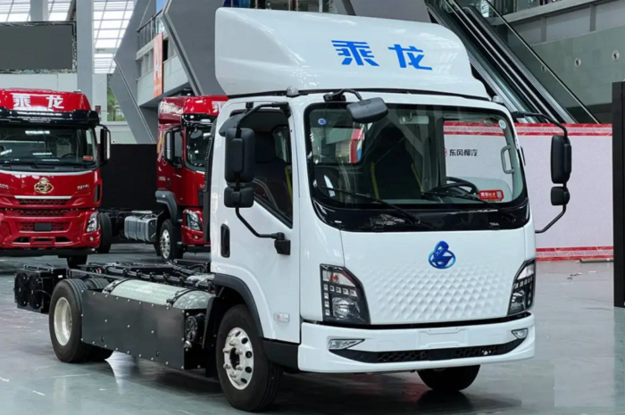 【第一商用車(chē)網(wǎng) 原創(chuàng) 】2024年以來(lái)，我國(guó)新能源輕卡市場(chǎng)穩(wěn)步向好的趨勢(shì)非常明顯，自3月份起月銷(xiāo)量再也沒(méi)有低于6000輛，7月份起銷(xiāo)量更是沒(méi)低于過(guò)8000輛，月銷(xiāo)量破萬(wàn)何時(shí)會(huì)到來(lái)呢？就在剛剛過(guò)去的10月份。