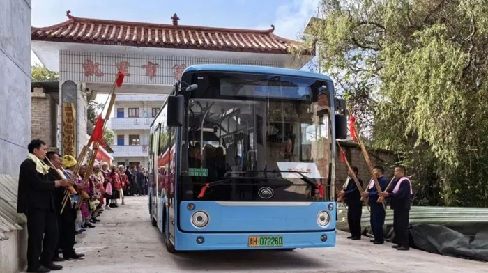 多彩貴州，魅力凱里。黔東南的凱里市不僅是現(xiàn)代文明與傳統(tǒng)苗侗文化交融的“百節(jié)之鄉(xiāng)”，更是積極推進(jìn)城市公共交通高質(zhì)量發(fā)展，大力在發(fā)展中保障和改善民生的國家公交都市建設(shè)的示范城市。在凱里公交的匠心運營與創(chuàng)新推動下，一幅幅溫馨而充滿生機(jī)的民生圖景正緩緩鋪展，一幅幅便捷、環(huán)保、和諧的出行新畫卷向我們徐徐呈現(xiàn)