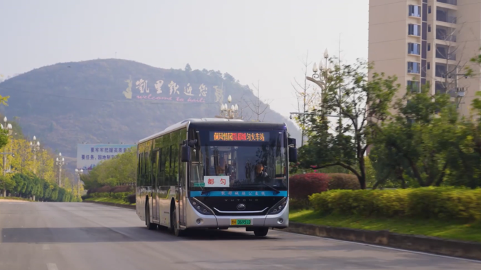 多彩貴州，魅力凱里。黔東南的凱里市不僅是現(xiàn)代文明與傳統(tǒng)苗侗文化交融的“百節(jié)之鄉(xiāng)”，更是積極推進(jìn)城市公共交通高質(zhì)量發(fā)展，大力在發(fā)展中保障和改善民生的國家公交都市建設(shè)的示范城市。在凱里公交的匠心運營與創(chuàng)新推動下，一幅幅溫馨而充滿生機(jī)的民生圖景正緩緩鋪展，一幅幅便捷、環(huán)保、和諧的出行新畫卷向我們徐徐呈現(xiàn)
