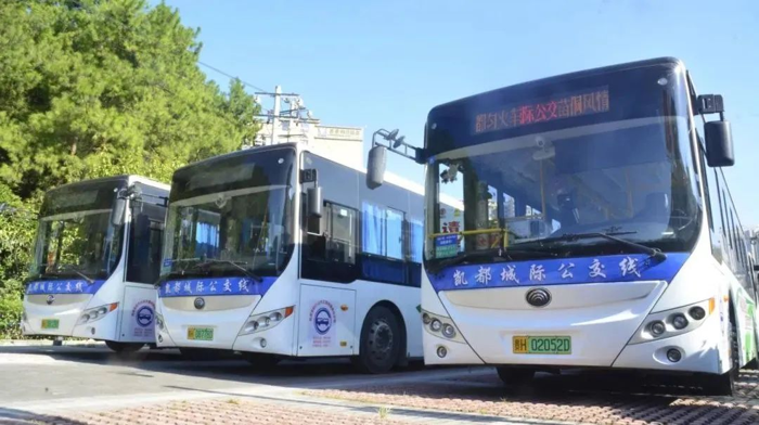 多彩貴州，魅力凱里。黔東南的凱里市不僅是現(xiàn)代文明與傳統(tǒng)苗侗文化交融的“百節(jié)之鄉(xiāng)”，更是積極推進(jìn)城市公共交通高質(zhì)量發(fā)展，大力在發(fā)展中保障和改善民生的國家公交都市建設(shè)的示范城市。在凱里公交的匠心運營與創(chuàng)新推動下，一幅幅溫馨而充滿生機(jī)的民生圖景正緩緩鋪展，一幅幅便捷、環(huán)保、和諧的出行新畫卷向我們徐徐呈現(xiàn)