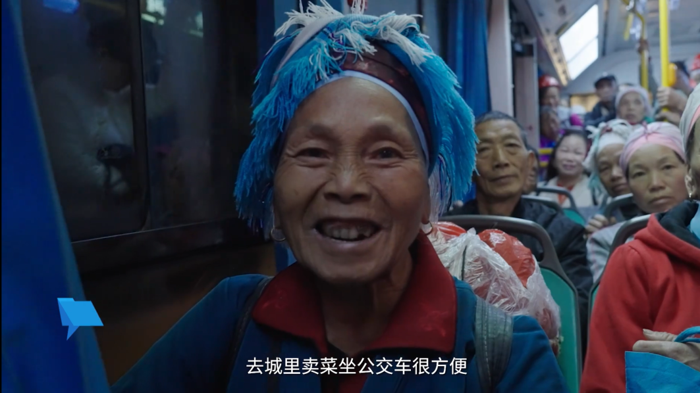 多彩貴州，魅力凱里。黔東南的凱里市不僅是現(xiàn)代文明與傳統(tǒng)苗侗文化交融的“百節(jié)之鄉(xiāng)”，更是積極推進(jìn)城市公共交通高質(zhì)量發(fā)展，大力在發(fā)展中保障和改善民生的國家公交都市建設(shè)的示范城市。在凱里公交的匠心運營與創(chuàng)新推動下，一幅幅溫馨而充滿生機(jī)的民生圖景正緩緩鋪展，一幅幅便捷、環(huán)保、和諧的出行新畫卷向我們徐徐呈現(xiàn)