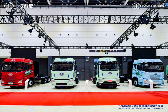 【第一商用車網(wǎng) 原創(chuàng)】2024年11月份，新能源重卡銷售1.01萬輛，整體銷量再創(chuàng)新高。這其中，已在9月份和10月份連續(xù)突破5000輛、6000輛大關(guān)的新能源牽引車市場表現(xiàn)最為亮眼。11月份，新能源牽引車月銷量紀錄再次被刷新。