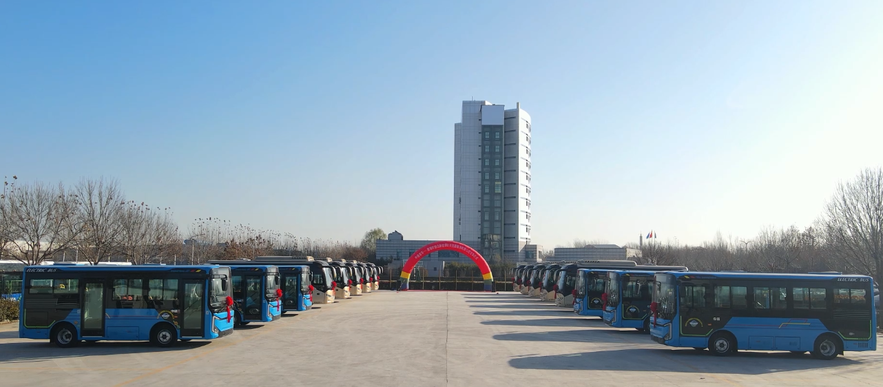 近日，批量中通新能源客車順利交付黑龍江省穆棱市，為當?shù)毓步煌ㄞD(zhuǎn)型升級及城鄉(xiāng)公交一體化改造注入新動力。