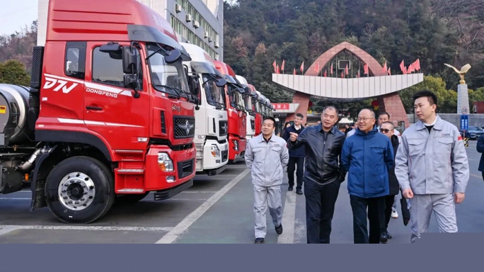 張祖同到東風(fēng)商用車調(diào)研指導(dǎo)2.jpg