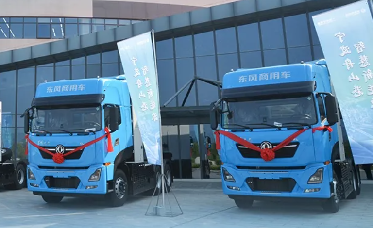 【第一商用車網(wǎng) 原創(chuàng)】2024年12月份，新能源重卡銷售1.52萬輛，整體銷量再創(chuàng)新高，全年銷量最終定格在8.2萬輛。其中新能源牽引車實(shí)銷1.16萬輛，環(huán)比增長54%，同比增長201%，月銷量紀(jì)錄再次被刷新。