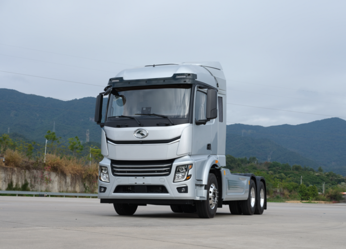 【第一商用車網(wǎng) 原創(chuàng)】2024年12月份，新能源重卡銷售1.52萬輛，整體銷量再創(chuàng)新高，全年銷量最終定格在8.2萬輛。其中新能源牽引車實(shí)銷1.16萬輛，環(huán)比增長54%，同比增長201%，月銷量紀(jì)錄再次被刷新。