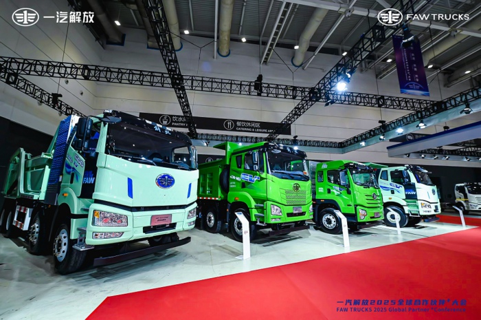 【第一商用車網(wǎng) 原創(chuàng)】2024年12月份，我國(guó)新能源重卡整體銷量再創(chuàng)新高，達(dá)到1.52萬輛。作為2024年新能源重卡市場(chǎng)表現(xiàn)最突出的細(xì)分領(lǐng)域，充電重卡12月份的表現(xiàn)仍然非常亮眼。