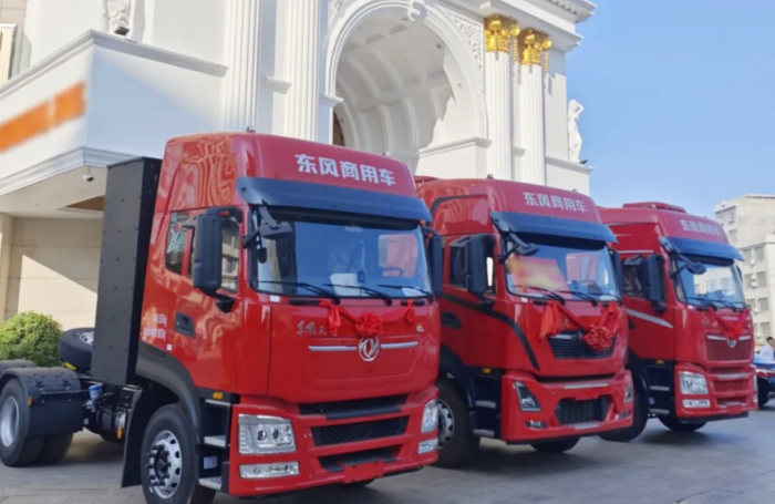 【第一商用車網(wǎng) 原創(chuàng)】2024年12月份，我國(guó)新能源重卡整體銷量再創(chuàng)新高，達(dá)到1.52萬輛。作為2024年新能源重卡市場(chǎng)表現(xiàn)最突出的細(xì)分領(lǐng)域，充電重卡12月份的表現(xiàn)仍然非常亮眼。