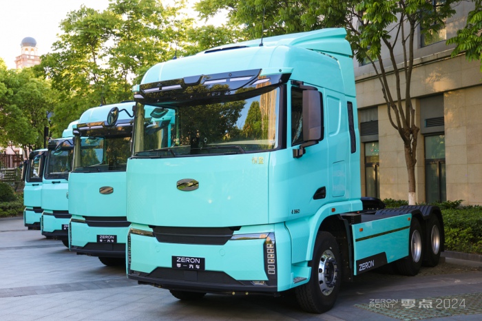 【第一商用車網(wǎng) 原創(chuàng)】2024年12月份，我國(guó)新能源重卡整體銷量再創(chuàng)新高，達(dá)到1.52萬輛。作為2024年新能源重卡市場(chǎng)表現(xiàn)最突出的細(xì)分領(lǐng)域，充電重卡12月份的表現(xiàn)仍然非常亮眼。