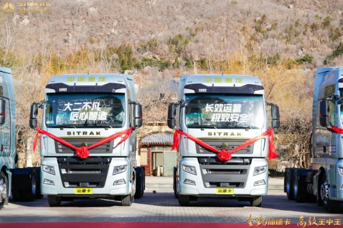 【第一商用車網(wǎng) 原創(chuàng)】受年底“沖量”與貨車以舊換新政策的雙重影響，重卡終端實(shí)銷在2024年最后兩個(gè)月均實(shí)現(xiàn)環(huán)比、同比雙正增長(zhǎng)。其中12月份實(shí)銷同比增長(zhǎng)了93%，收官表現(xiàn)非常不錯(cuò)。作為重卡市場(chǎng)最重要的細(xì)分領(lǐng)域，牽引車比重卡市場(chǎng)整體表現(xiàn)更為亮眼。