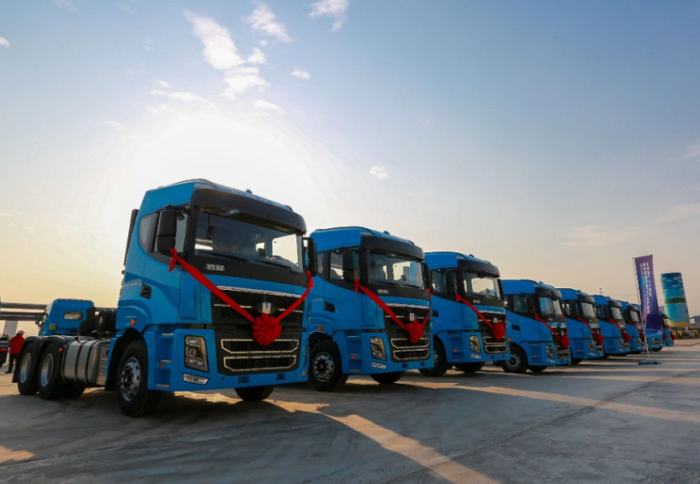 【第一商用車網(wǎng) 原創(chuàng)】受年底“沖量”與貨車以舊換新政策的雙重影響，重卡終端實(shí)銷在2024年最后兩個(gè)月均實(shí)現(xiàn)環(huán)比、同比雙正增長(zhǎng)。其中12月份實(shí)銷同比增長(zhǎng)了93%，收官表現(xiàn)非常不錯(cuò)。作為重卡市場(chǎng)最重要的細(xì)分領(lǐng)域，牽引車比重卡市場(chǎng)整體表現(xiàn)更為亮眼。