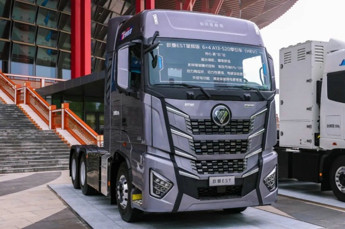【第一商用車網(wǎng) 原創(chuàng)】2024年全年，我國(guó)新能源重卡市場(chǎng)收獲“12連增”，月平均增速達(dá)到140%，整體表現(xiàn)非常不錯(cuò)。在新能源重卡主要燃料類型中，存在感最強(qiáng)的仍是純電動(dòng)重卡，占比高達(dá)93.95%，存在感最低的則是占比不足1%的混合動(dòng)力重卡。存在感雖然不高，但并不能說混合動(dòng)力重卡在2024年就沒有看點(diǎn)和亮點(diǎn)。