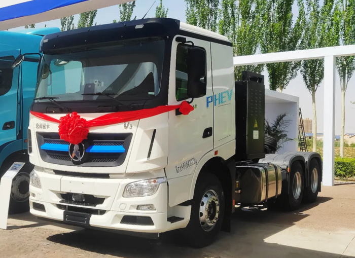 【第一商用車網(wǎng) 原創(chuàng)】2024年全年，我國(guó)新能源重卡市場(chǎng)收獲“12連增”，月平均增速達(dá)到140%，整體表現(xiàn)非常不錯(cuò)。在新能源重卡主要燃料類型中，存在感最強(qiáng)的仍是純電動(dòng)重卡，占比高達(dá)93.95%，存在感最低的則是占比不足1%的混合動(dòng)力重卡。存在感雖然不高，但并不能說混合動(dòng)力重卡在2024年就沒有看點(diǎn)和亮點(diǎn)。