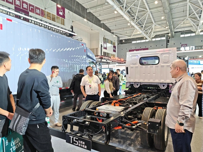 比亞迪2025款輕卡T5矩陣亮相深圳國際商用車生態(tài)博覽會3.jpg