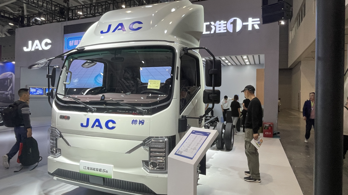 城配物流車怎么選？江淮1卡深圳車展教你撥開云霧3.png