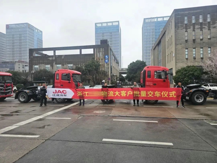 50臺！江淮重卡助力集裝箱高效運(yùn)輸.jpg