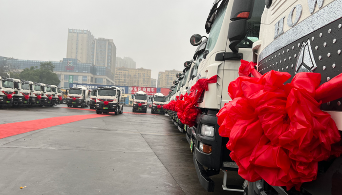 中國重汽首批30臺豪沃新能源攪拌車成功交付！2.png