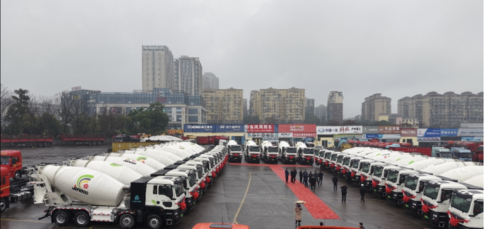 中國重汽首批30臺豪沃新能源攪拌車成功交付！3.png