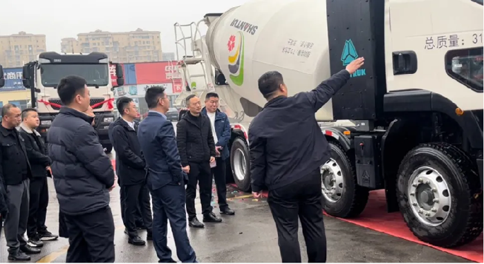中國重汽首批30臺豪沃新能源攪拌車成功交付！4.png