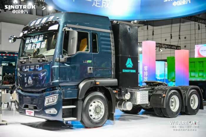 豪沃TX中央驅(qū)動充電牽引車.jpg