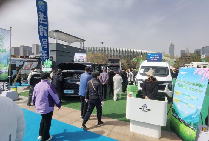 中國重汽輕型汽車強勢登陸三大房車展，演繹移動生活新風(fēng)尚3.png