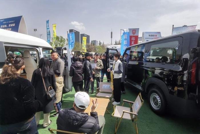 中國重汽輕型汽車強勢登陸三大房車展，演繹移動生活新風(fēng)尚8.png