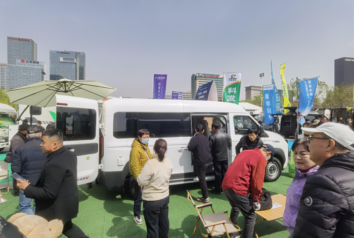 中國重汽輕型汽車強勢登陸三大房車展，演繹移動生活新風(fēng)尚9.png