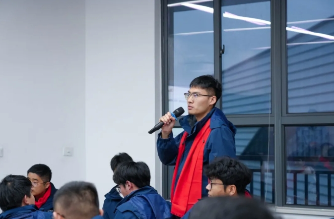 凝心聚力，直戰(zhàn)百億。1月18日，三一重卡2025年營銷服務(wù)特訓(xùn)營在湖南長沙三一工學(xué)院盛大開營！來自國內(nèi)外超500名營銷、服務(wù)人員集結(jié)，全力沖刺、迎接2025年新征程