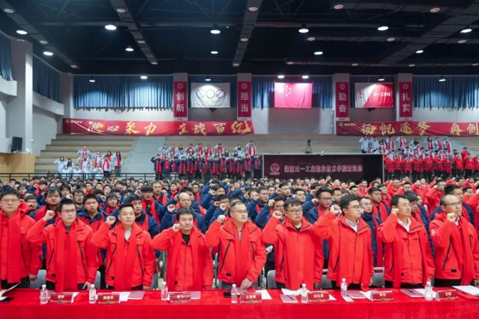 凝心聚力，直戰(zhàn)百億。1月18日，三一重卡2025年營銷服務(wù)特訓(xùn)營在湖南長沙三一工學(xué)院盛大開營！來自國內(nèi)外超500名營銷、服務(wù)人員集結(jié)，全力沖刺、迎接2025年新征程