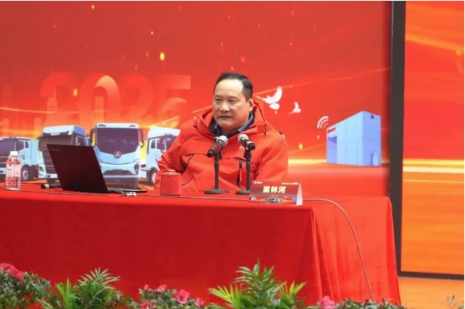 凝心聚力，直戰(zhàn)百億。1月18日，三一重卡2025年營銷服務(wù)特訓(xùn)營在湖南長沙三一工學(xué)院盛大開營！來自國內(nèi)外超500名營銷、服務(wù)人員集結(jié)，全力沖刺、迎接2025年新征程