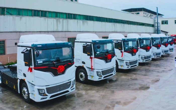 徐工底置充電牽引車.jpg